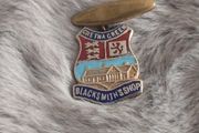 clothes pin badge vintage
