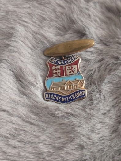 clothes pin badge vintage