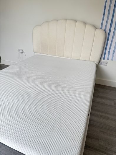 Double bed in boucle white ottoman gas lift
