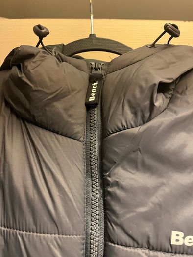 Bench long vest with a hood