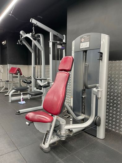 Chest fly machine