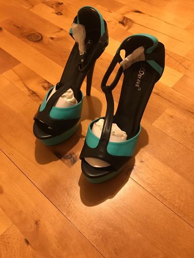 SKO By A&B black and green hills Brand new size 7