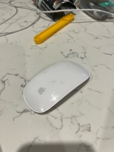 Macbook Pro 2019 Touchbar and accessories - Great condition