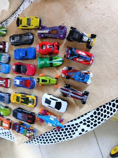 33 Die cast metal collectable cars