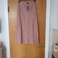 New Look Skirt. S.12.   B.N.W.T  (Lightweight  Material)