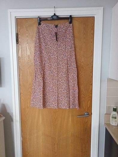New Look Skirt. S.12.   B.N.W.T  (Lightweight  Material)