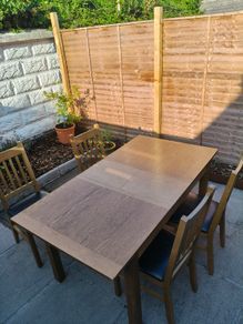 Extendable Dining table + 4 chairs