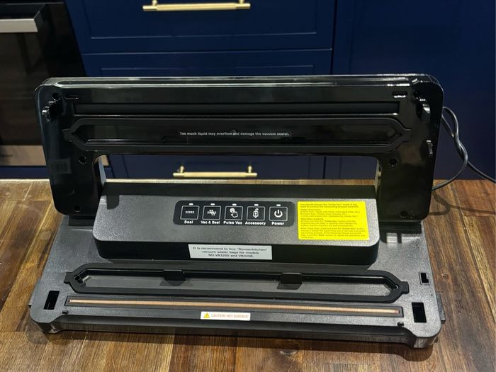 Vacuum sealer with vacuum bags