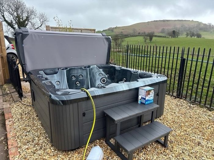 Brand New Horizon plug and play 5 person Hot Tub