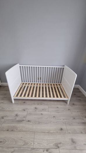 White cot bed.