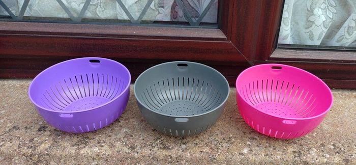 4 Small Coloured Bowls & 3 Colanders.