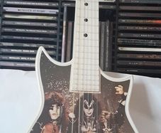 memrobilla kiss  toy guitar