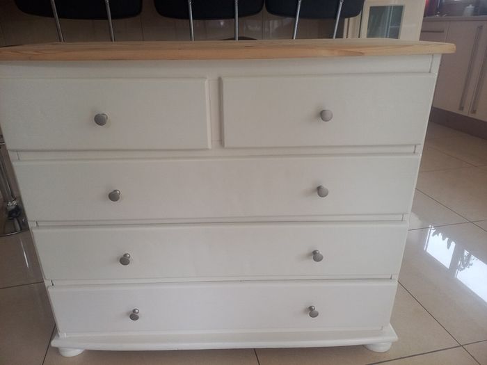chest of drawers