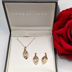 9 ct yellow gold matching leaf set