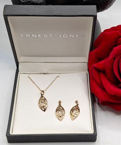9 ct yellow gold matching leaf set
