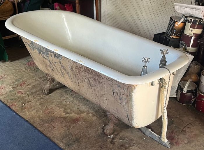 Elegant Antique Original Cast-Iron Bath (6ft)