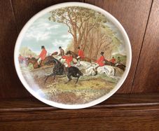 Large 10" Hunting Scene Picture Plate