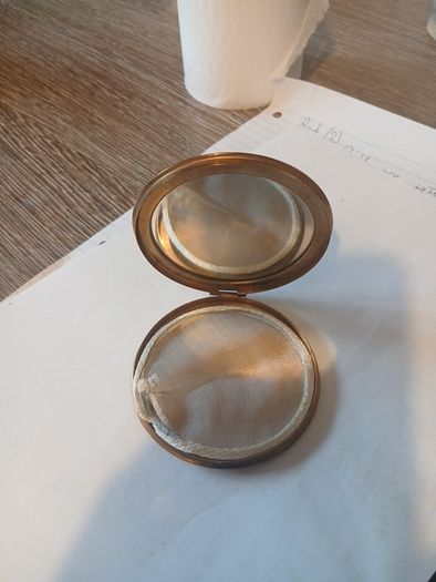 Vintage 1950s Brass Powder compact, Ireland souvenir Shamrock