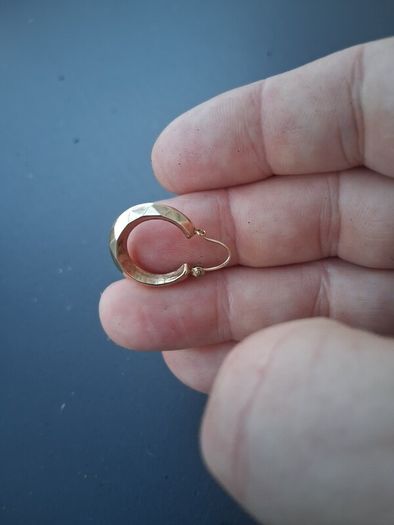 9k Gold hooped Earrings(1.9 grams)