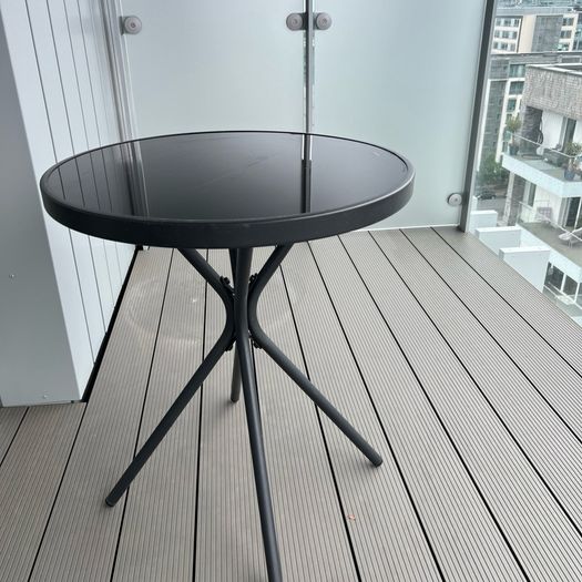 Round garden table