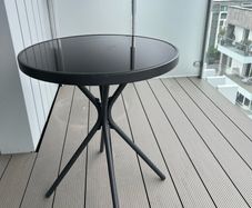 Round garden table