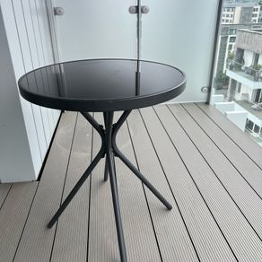 Round garden table