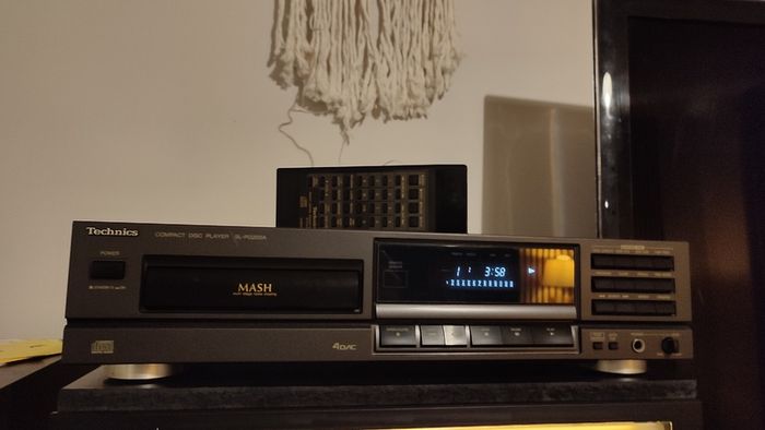 TECHNICS SL-PG200A,CD player. Remote,manuals,full cleaned.