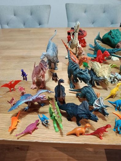 81 dinosaurs including finger and hand puppets