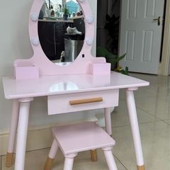 Kids vanity table