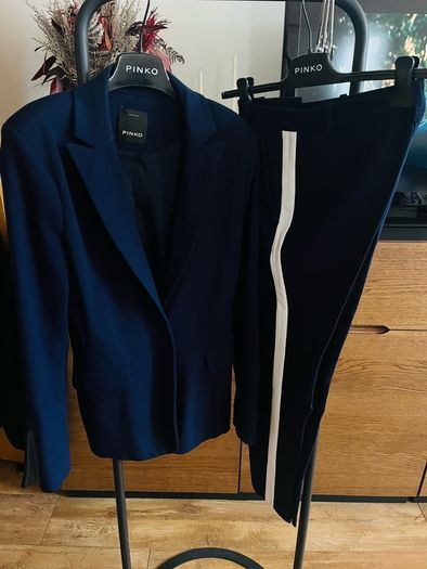 Pinko navy suit