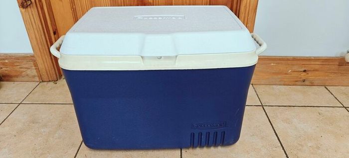 Rubbermaid Cooler box