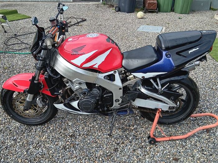 Honda Fireblade 98/99 model.