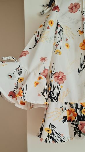 Floral top, Cut-out Shoulder