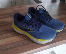 Brooks mens trainers size 9