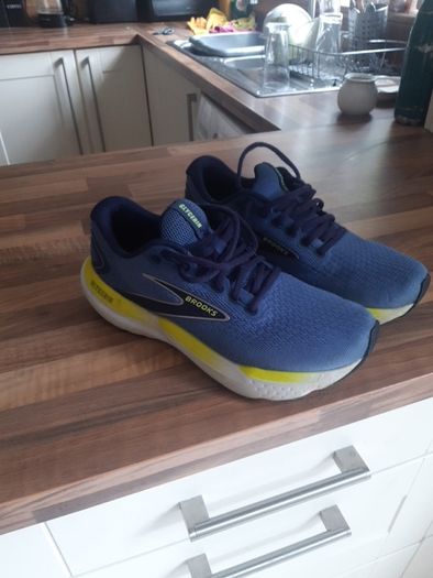 Brooks mens trainers size 9