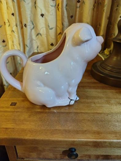 Ceramic Pig Container. Pale pink.