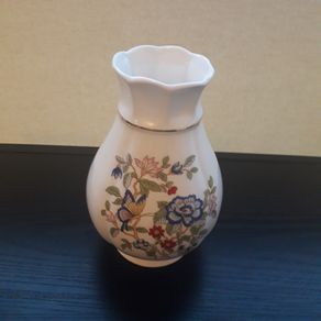 small vases Aynsley, Royal Tara, Lenox, Sadler.