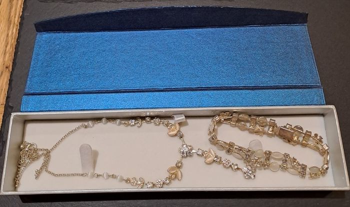 Crystal necklace and bracelet