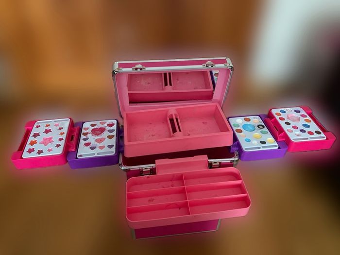 make up trolley kids