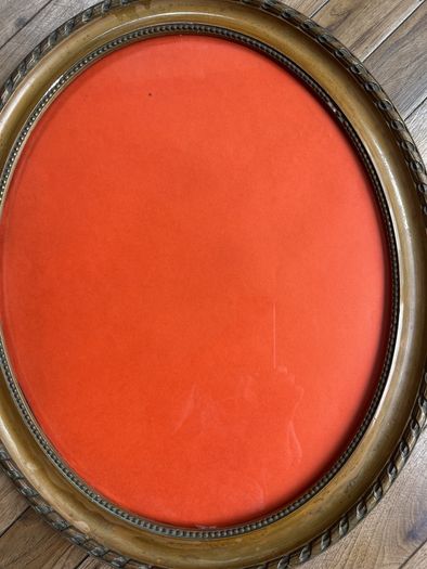 Antique Oval Gold picture frame with decorative rope & twist moulding