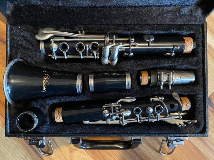 Vivace Beginners Clarinet and Clarinet Tutor books