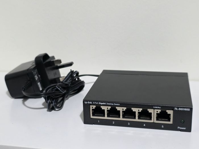 TP-Link TL-SG105S 5 Port Gigabit Ethernet Network Switch, Ethernet Splitter 1 to 4, Network 4 Way Ethernet Hub, Desktop & Wall-Mounting, Sturdy Metal Case, Fanless, Plug & Play, Energy-Saving