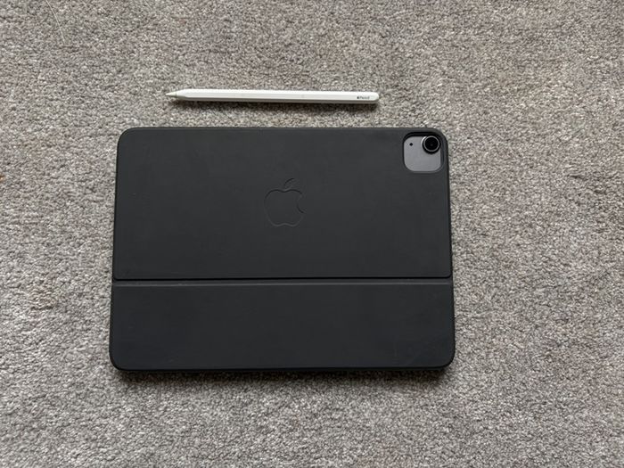iPad Air 5th Gen 256GB WiFi + Apple Pencil 2 + Smart Keyboard Folio