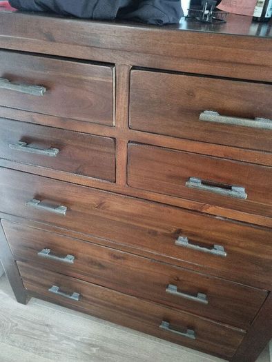 8 Drawer Dresser & Mirror. Solid Mahogany. Very heavy