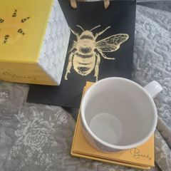 Bee mug in box with gift bag new. Tippery rrp e18