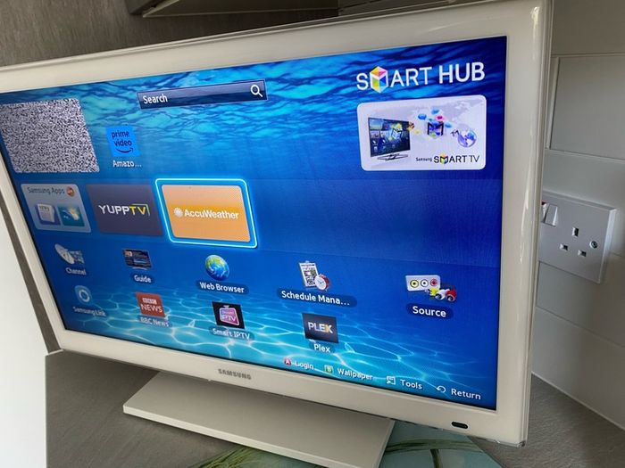 White Smart TV Samsung