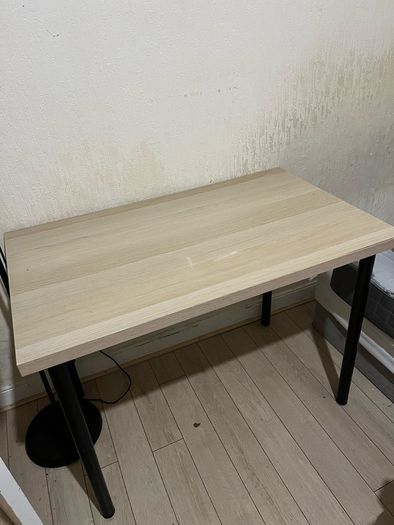 desk - 100 cm w x 60 cm L  70cm tall