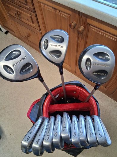 Ladies Golf Clubs. Complete Matching Set Of Ladies Right Handed Graphite Shafted Golf Clubs In Excellent Condition.