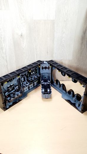 LEGO 76252 Batcave - Shadow Box