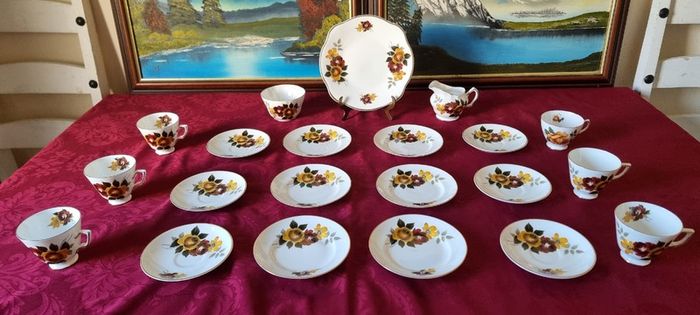 21 Piece Royal Tara Bone China Gold Gilt Red And Yellow Floral Tea Set For 6 Person Setting Made in Ireland